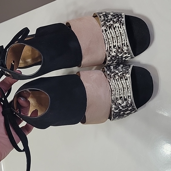 Coach Minetta Heel - Picture 2 of 10